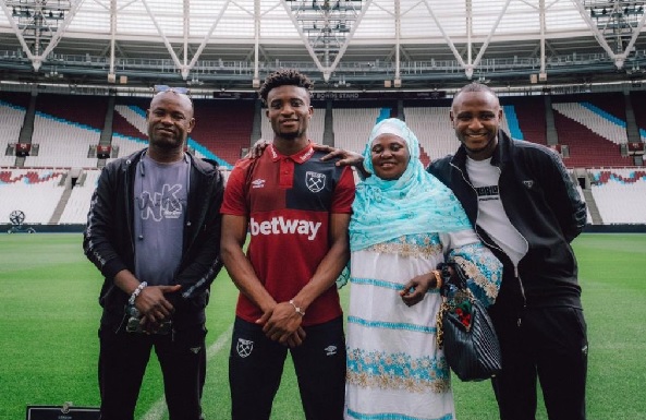 Mohammed Kudus flanked by his mother and two brothers