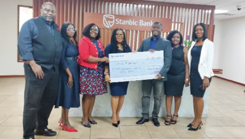 Mawuko Afadzinu (3rd from right) presenting the cheque to HOPSA ‘99 Executive