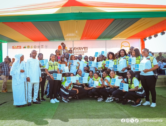 Bawumia celebrates Kayayei graduates as professional bus drivers  