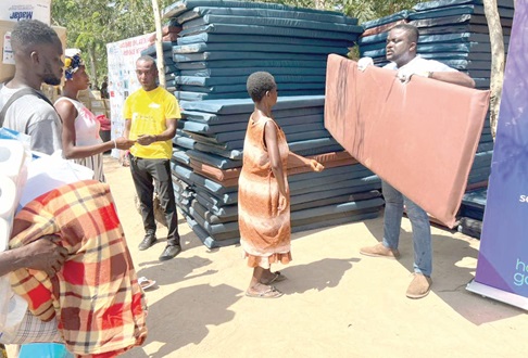 Officials of the Ghana Association of Banks and United Way Ghana distributing mattresses to some victims of the Akosombo Dam spillage