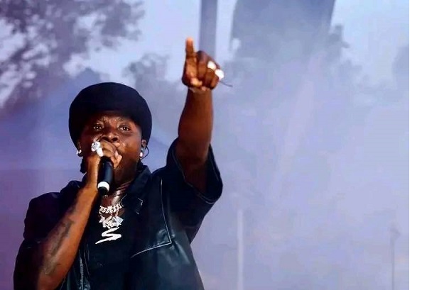 Stonebwoy thrills GCB staff at GCB Mobile App launch