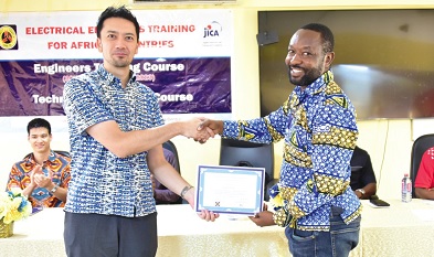 Oda Ryotaro (left), Deputy Country Manager of JICA Ghana, presenting a certificate to one of the trainees at the end of the training ceremony 