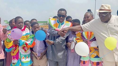  Kwabena Okyere Darko-Mensah (middle), Western Regional Minister, and Mumin Issah (right), STMA MCE, cutting the tape for the official opening of the Sekondi-Takoradi 2023 Christmas festivities and carnivals