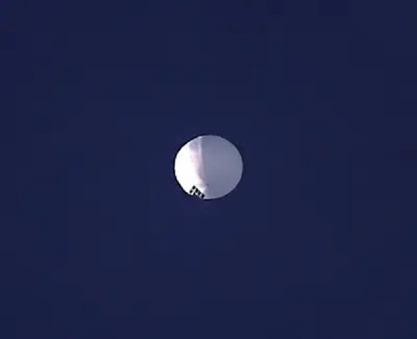 Chinese spy balloon - US tracks suspected surveillance device