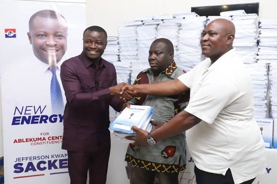 Jefferson Sackey donates 3,000 books to Ablekuma Central