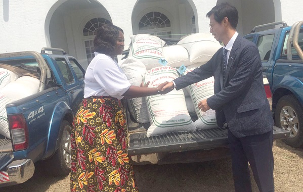  Moon Heon Kong (right), the Country Director of KOICA, presenting the rice seeds to Justina Marigold Assan, the Central Regional Minister