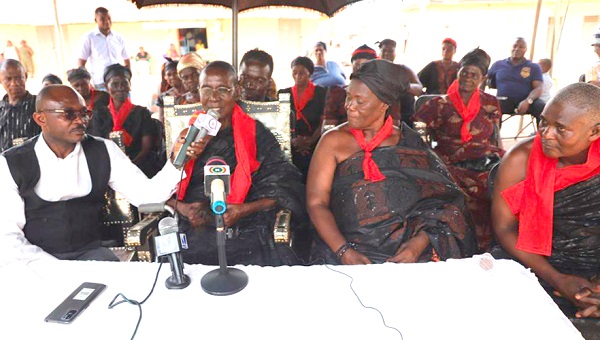 Nana Boakye Yiadom (2nd from left), Divisional Chief of Mprim Pampaso, speaking at the press conference. With him on the dais include Nana Afia Twumwaa (2nd from right), Divisional Queen of Mprim Pampaso, and Abusuapanyin Kwadwo Agyapong (right), Head of the Royal Family.