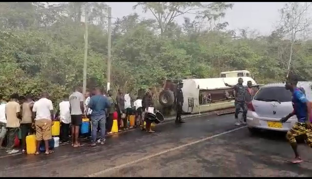 Obosomase: Residents rush to scoop fuel from fallen tanker