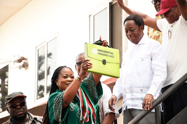 • Gloria Huze, Ashanti Regional Women’s Organiser of the NDC, presenting the nomination forms to Dr Kwabena Duffuor (2nd from right). With them is Yaw Boateng Gyan (right), a member of Dr Duffuor’s campaign team. Picture: EBOW HANSON 