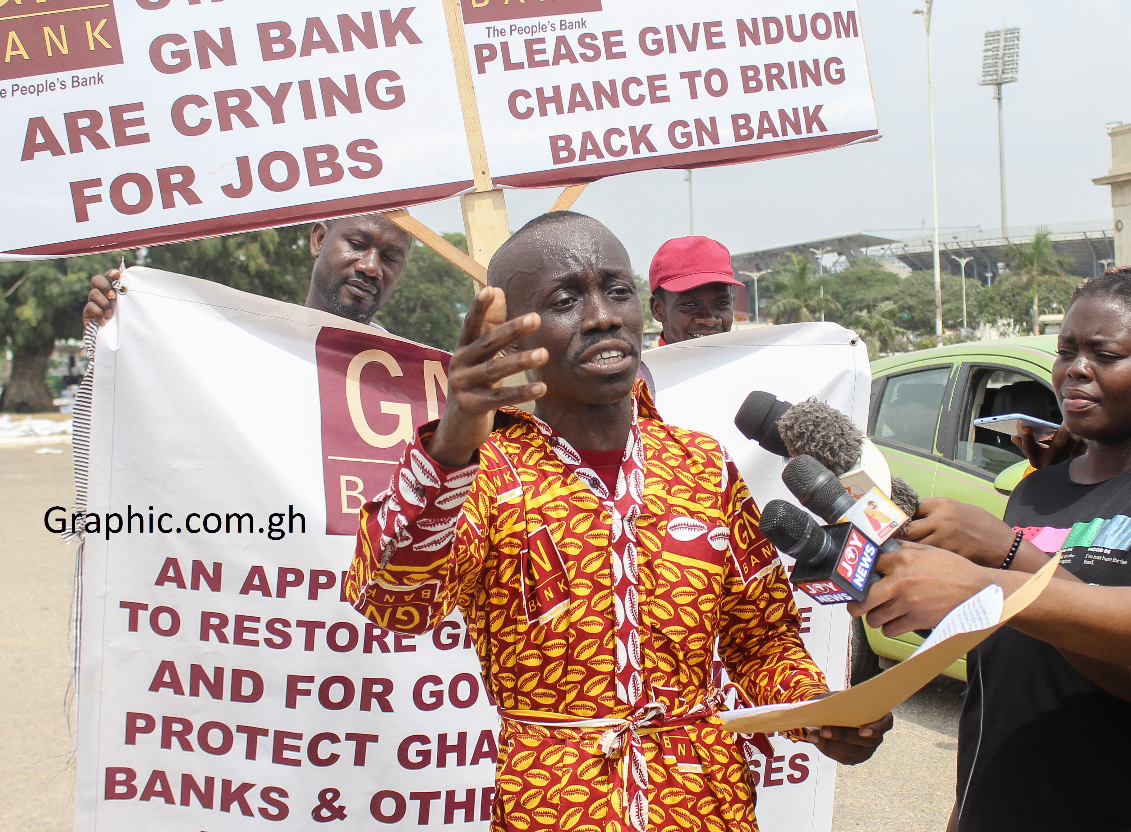 Former GN employee stages protest: Petitions government to relicense bank  