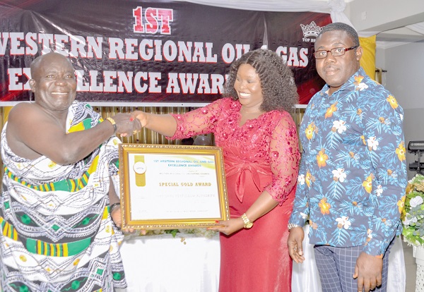 • Cynthia Andoh-Davies, Deputy Western Regional Manager, National Petroleum Authority,  receiving the Special Gold Award on behalf of her outfit from Awulae Angama Tu-Agyan II, Vice-President, Western Region House of Chiefs