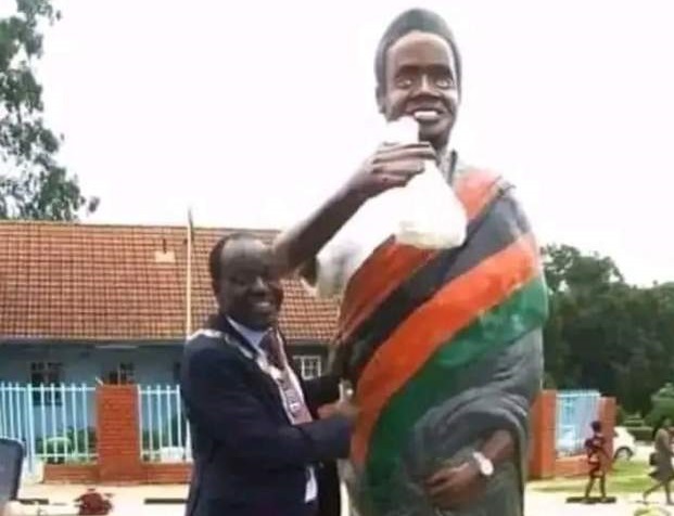 A statue honouring Zambia's first President, Kenneth Kaunda, has been removed after weeks of ridicule.