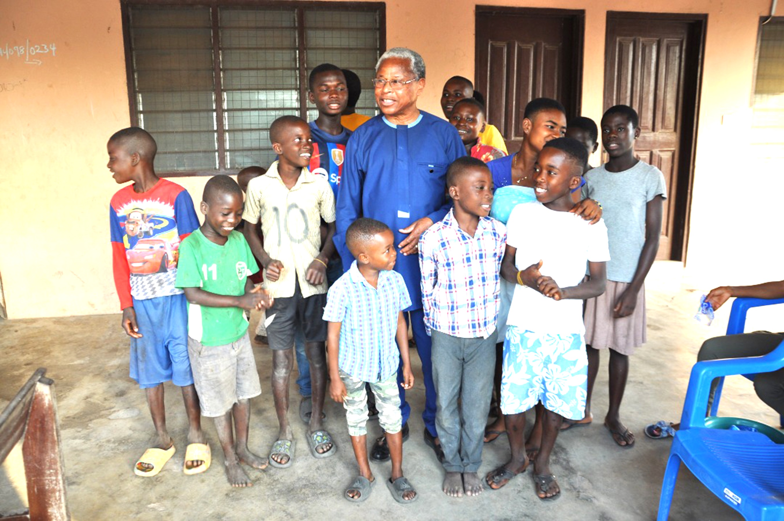 Ho MP spends Christmas with children