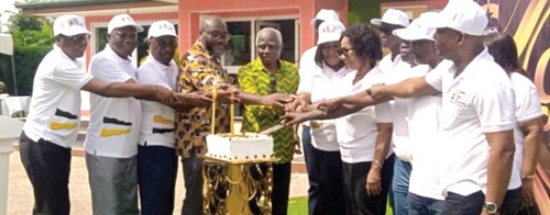 Tsatsu Tsikata (5th from left), a former CEO of GNPC, joined by Opoku-Ahweneeh Danquah (4th from left), the current CEO, and some executive members of the association to cut a cake