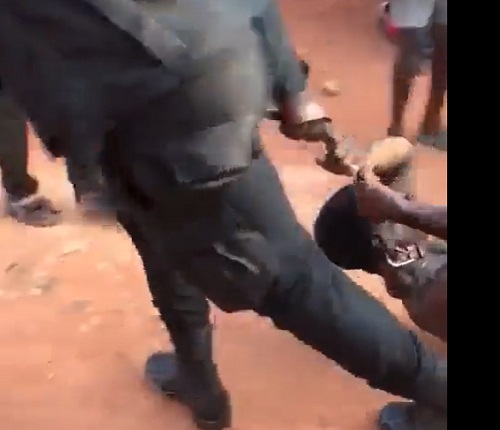 Police officer is seen dragging a suspect on the floor during an arrest at Dadease. 