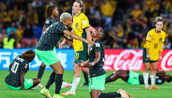 Defender Onome Ebi with arms wide open to hug Osinachi Ohale