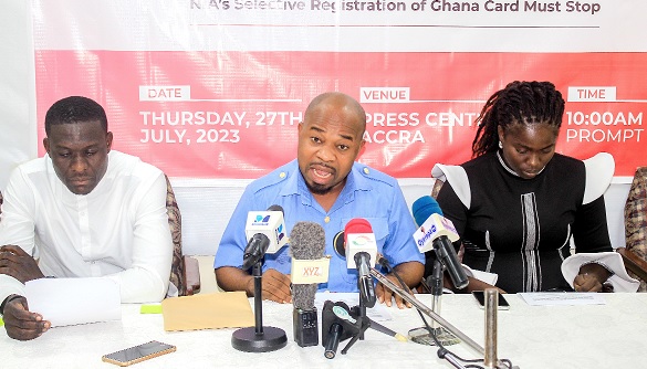 Richard Kasu, Convenor, Coalition of Ghanaians Without Ghana Card, addressing the media in Accra. With him are Felix Best Agorvor (left) and Jennifer Nkey Asen, both members.  Picture: ERNEST KODZI