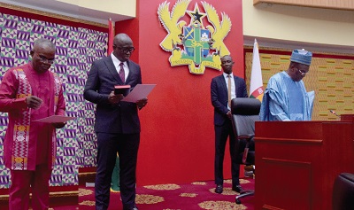 Alban Sumana Kingsford Bagbin (right), Speaker of Parliament, swearing in Ernest Yaw Annim (left) as MP for Kumawu