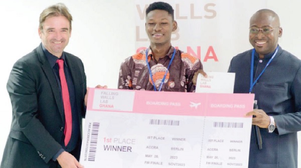 • Daniel Krull (left), German Ambassador to Ghana, and Tsonam Cleanse Akpeloo (right), Jury Chair, Falling Walls Lab Ghana 2023 presenting the prize to Maltiti Mohammed, the winner of the Falling Walls Lab Ghana 2023