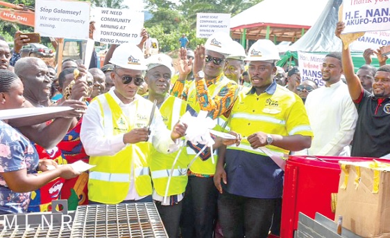 George Mireku Duker (left), a Deputy Minister of Lands and Natural Respurces, cutting a tape to inaugurate the mine