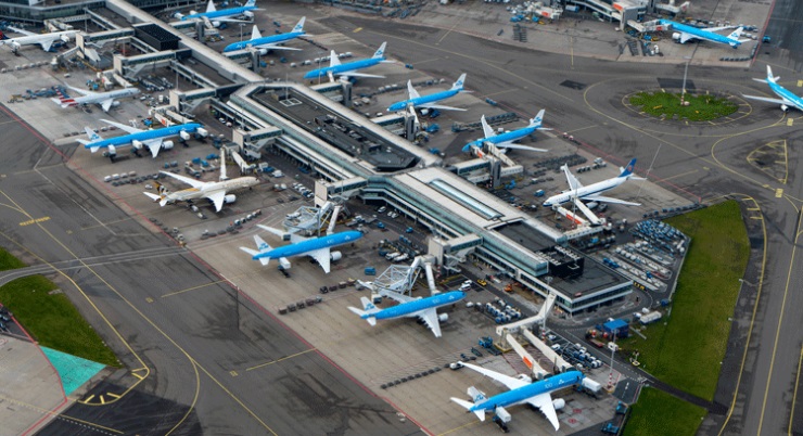 Schiphol Airport is the grounds for heated discussion about emissions between airlines and the Dutch government