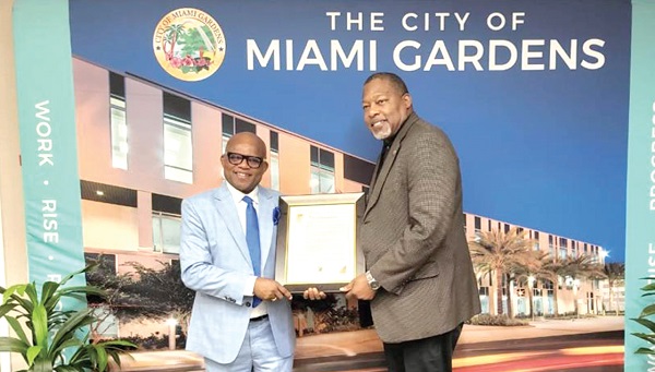 Dr Nana Ato Arthur (left), Head of the Local Government Service, receiving a plaque from Rodney Harris, Mayor of the City of Miami Gardens