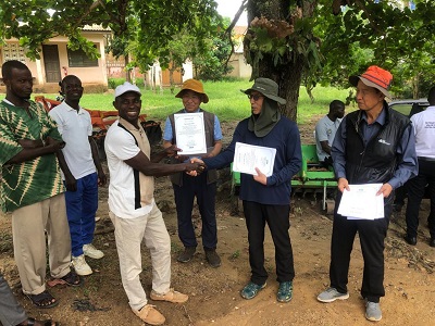 A beneficiary receiving his certificate after the training