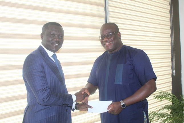Victor Yaw Asante (left), Managing Director, FBNBank, presenting a cheque  to Theophilus Yartey (right), Editor, Graphic, during the meeting. Picture: ESTHER ADJORKOR ADJEI