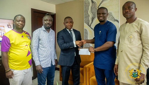 President Akufo-Addo delivers GH¢1million pledge to Medeama SC