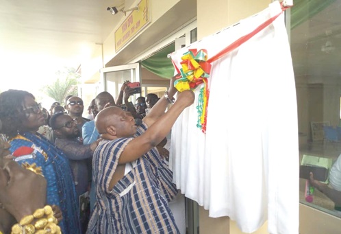 Kwaku Agyeman-Manu, Minister of Health, cutting the tape to inaugurate the Sunyani Teaching Hospital 