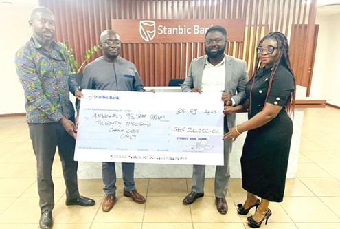 Vincent Opoku (left), member of the 25th Anniversary Planning Committee; Kwame Dankwa Asare Bediako (2nd from left), Vice-President, Amanfoɔ '98 Year Group; Samuel Obiri-Yeboah (2nd from right) and Portia Oduro-Morrison, Communication Officers of Stanbic Bank, posing with the dummy cheque