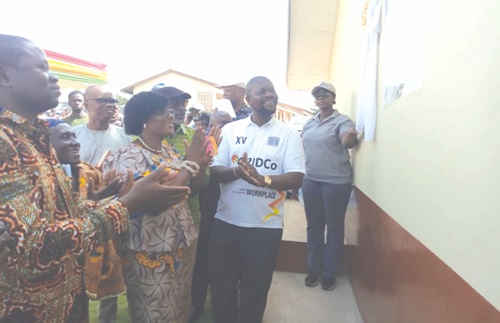 Ebenezer Kofi Essienyi (2nd from right), Chief Executive Officer of GRIDCo, applauding after unveiling the plaque