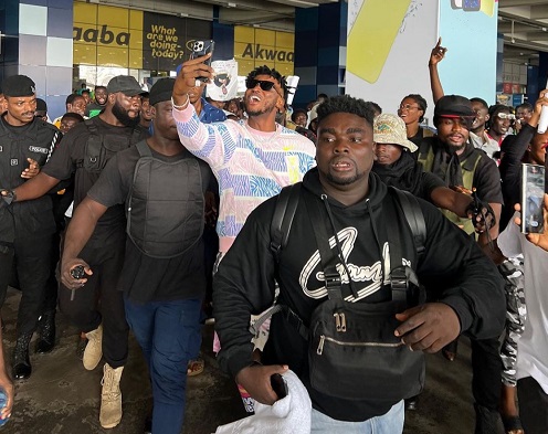 Gambo returns home to a rousing welcome, fans besiege Kotoka International Airport 