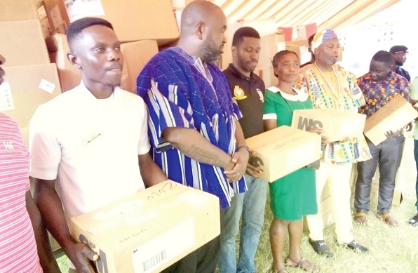 Diallo Sumbry (2nd from left), Zulu Soul (2nd from right) and some of the health workers with the items presented to their health institutions            