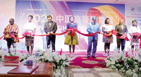 Lu Kun (3rd from left) and other dignitaries cutting the ribbon to officially open the exhibition
