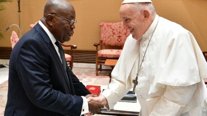 Pope Francis shakes hands with Ghana's President Nana Addo Dankowa Akufo-Addo  (Vatican Media)