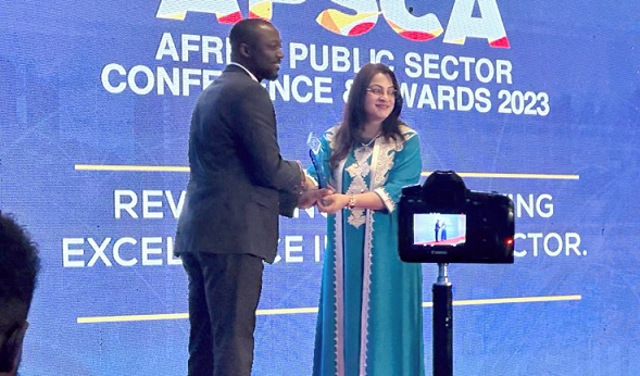 Samera Aziz, Economic Advisor to the Governor of Machakos County of Kenya, presenting the award to Hayford Siaw, CEO, Ghana Library Authority