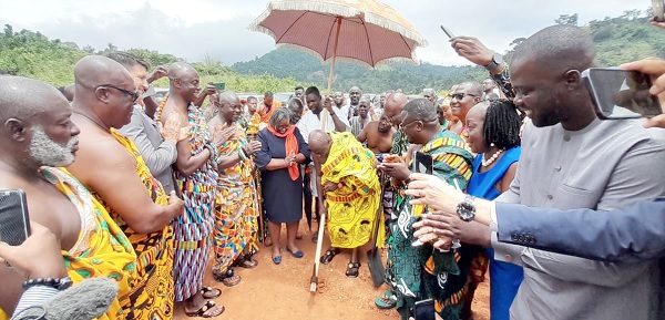Osagyefo Amoatia Ofori Panin (with pickaxe) cutting the sod for the start of the project. Looking on is Dr Tanya Maria Trippett (6th from left), Founder of the Wish4Life Foundation, and other dignitaries