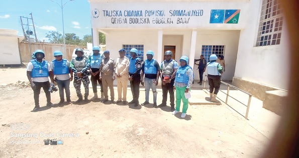 Colonel Osam Amiin Maxamed (5th from right), Bay Commander, Lieutenant Colonel Muktar Ahmed Ibrahim (5th from left), Baidoa Central Police Commander, and Eric Anmortey Van-Kofi (4th from left), Ghana Formed Police Unit Continent Commander at  Baidoa, Somalia, with journalists
