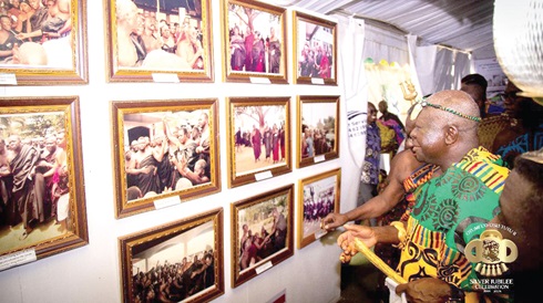 The Asantehene, Otumfuo Osei Tutu ll, admiring some of the framed photographs in the museum The Asantehene, Otumfuo Osei Tutu ll, admiring some of the framed photographs in the museum
