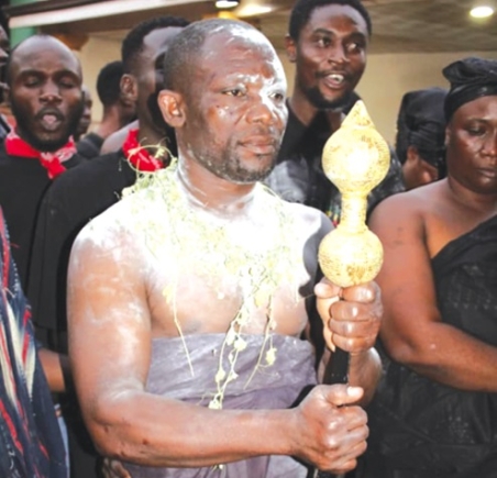 Nana Kwadwo Amoh IV swearing the oath of allegiance