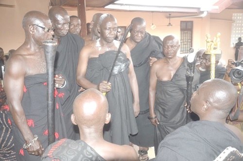 Nana Boamah Ayiripe swearing the oath of allegiance  to Daasebre Akuamoah Agyapong II, Kwahumanhene