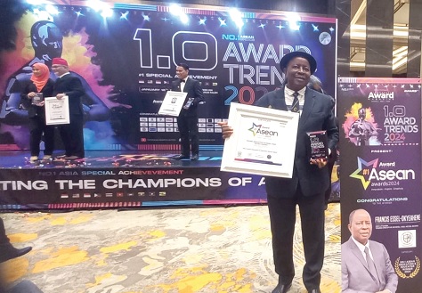 Francis Essel-Okyeahene displaying his award