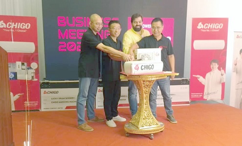From left: Samuel Sun, Director of Sales of CHIGO; Bruce Lee, Vice-President of CHICO Group Africa; Husein Jabar, Managing Director of Inamar Company Limited, and Fu XinJian cutting a cake at the 2023 CHIGO business meeting and awards 