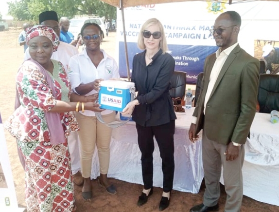 Kimberly Rosen (2nd from right), Ghana Mission Director of USAID, presenting the vaccines to Dr Benita Anderson (2nd from left), Deputy National Director of Veterinary Services, and Hawa Musah (left), Northern Regional Director of Agriculture, Kpallaung, Northern Region