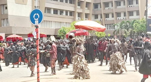 A retinue of chiefs on their way to pay their respects to the late Nana Bosoma Asor Nkrawiri II. Inset: Statue of the late Asor Nkrawiri sited at the COCOBOD Roundabout in Sunyani draped in black and red to depict the solemn state of the Sunyani Traditional Area 