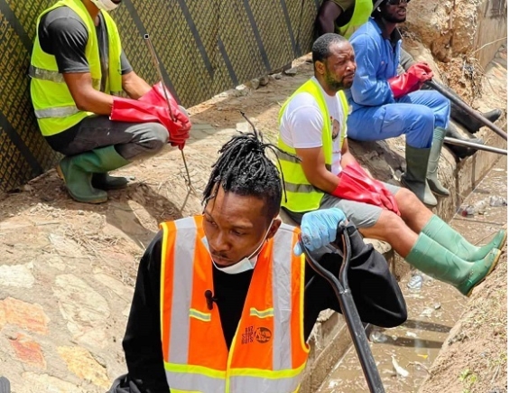 Article Wan joins Buz Stop Boys to clean Accra