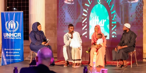  A Burkinabe refugee family in Ghana having a conversation with Shamima Muslim (left), UNHCR Islamic Philanthropy Supporter, at UNHCR’s Inaugural Ramadan Iftar