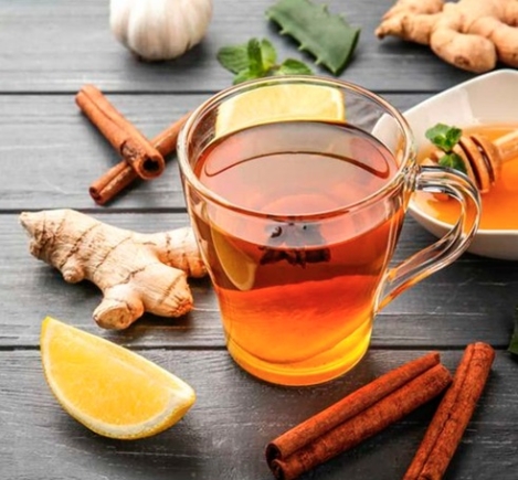 Combination of cloves, honey, garlic and cinnamon Combination of cloves, honey, garlic and cinnamon
