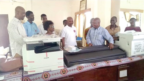  Emmanuel Nii Amoo Ankrah (right) presenting the equipment to Dr Mrs Shine Ofori, Headmistress of the school